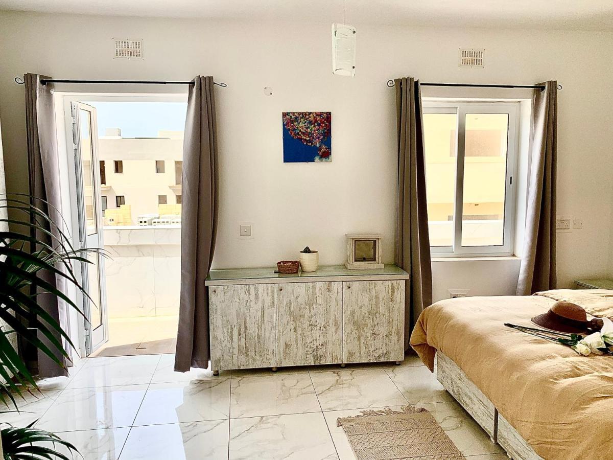 Private Bedroom With Balcony In A Shared Apartment At The Bay Of Xlendi Exterior photo